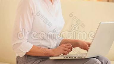 微笑的女人在接电话时用笔记本电脑